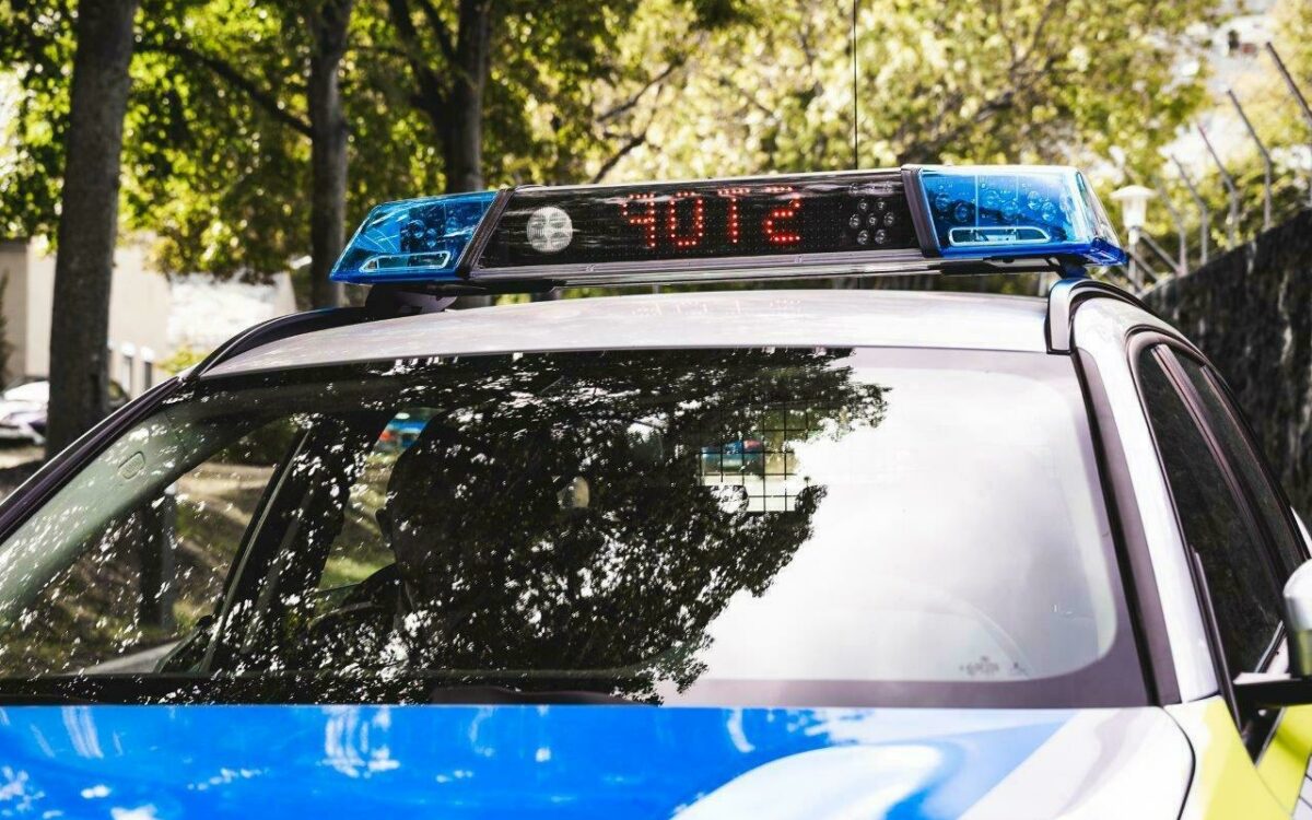 Polizei im Einsatz Polizeiauto Blaulicht auf dem Warnanzeige auf dem Dach steht STOP Polizei im Einsatz Polizeiauto Blaulicht auf dem Warnanzeige auf dem Dach steht STOP